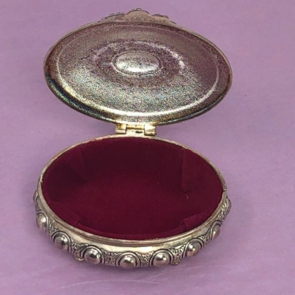 Silver plated, oval, orbits design footed jewelry box